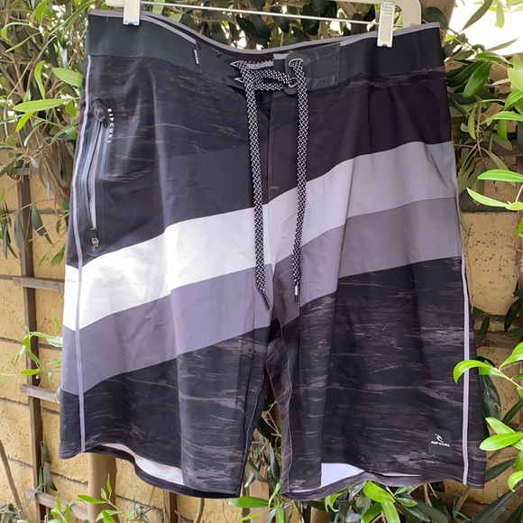 Rip Curl MENS Board Shorts - Picture 1 of 4
